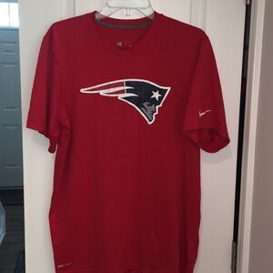 Nike men’s New England Patriots Football team Sri fit NFL worn shield t shirt-M
